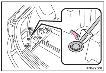 Disinnesto manuale del freno di stazionamento (modello familiare)