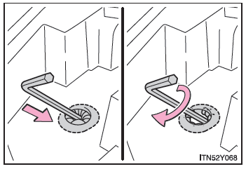 Disinnesto manuale del freno di stazionamento (modello familiare)
